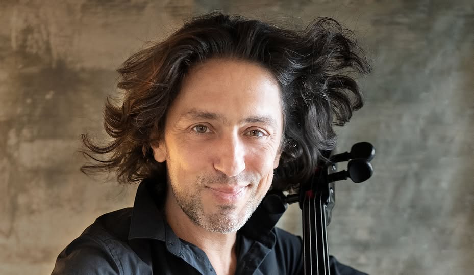  Ian Maksin 
